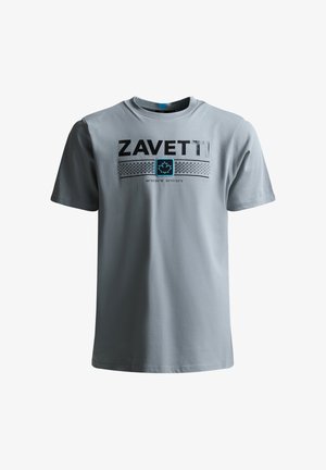 Helehall lühikeste varrukatega T-särk, millel on ees tekst „ZAVETTI“, sinine vahtralehe ikoon, täpiline triip ja geograafilised koordinaadid.