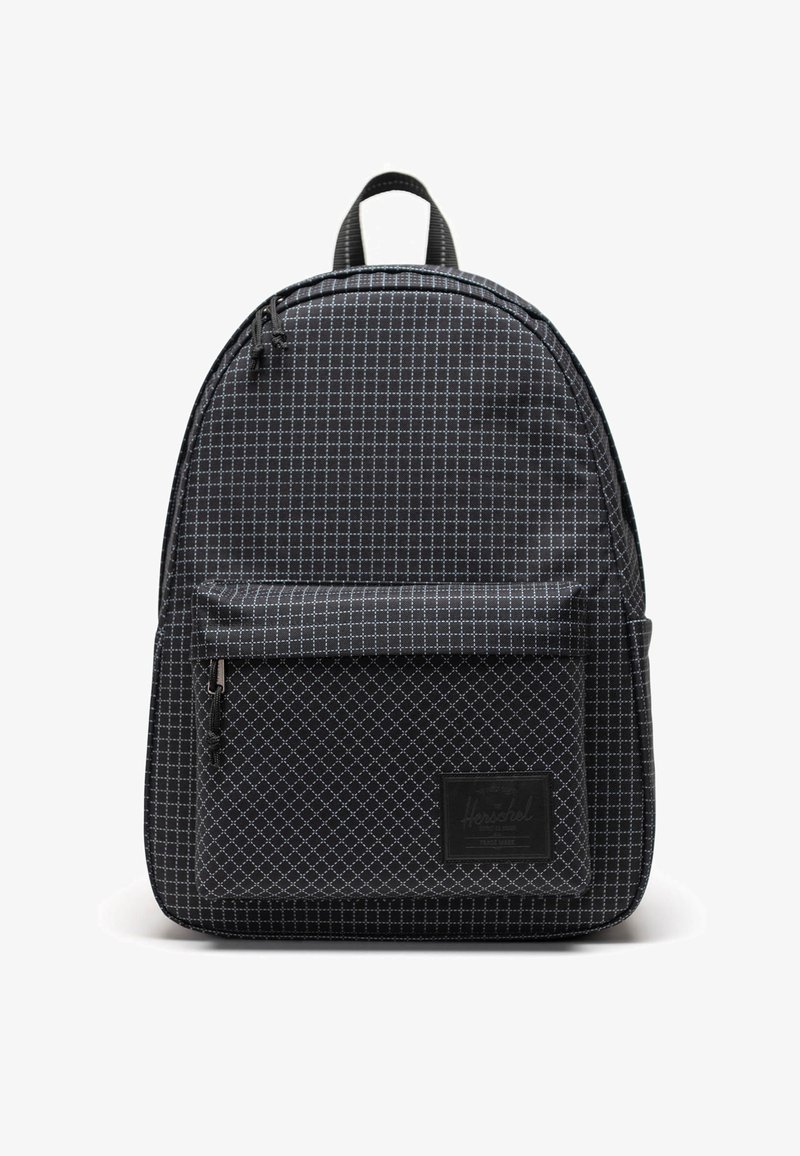Svart ryggsäck med ett rutmönster, med en framficka och dragkedja. Tillverkad av texturerat tyg, med ett bärhandtag och logopatch.