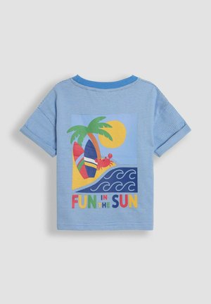 Lichtblauw T-shirt met korte mouwen, met een grafisch ontwerp van palmbomen, surfplanken, golven en de tekst "FUN IN THE SUN" in kleurrijke letters.