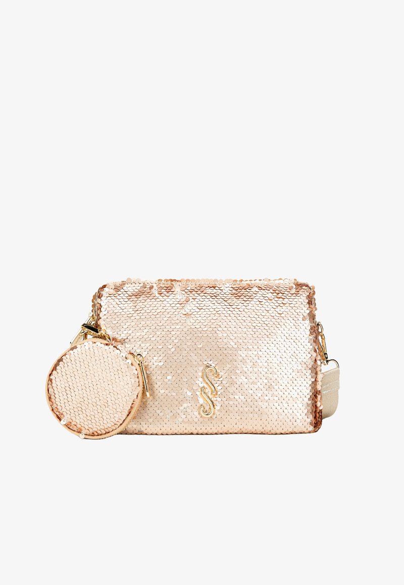 Swarovského crossbody taška vo svetlo ružovej farbe s zodpovedajúcou okrúhlou peňaženkou, s pozlátenými detailmi a textúrovaným povrchom.