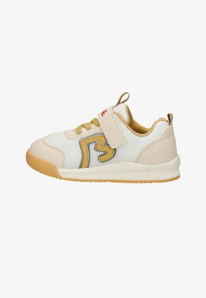 Baskets pour enfant beige et blanches avec des accents jaunes, tissu en mesh, bride à scratch et semelle en caoutchouc, vues de côté extérieur.