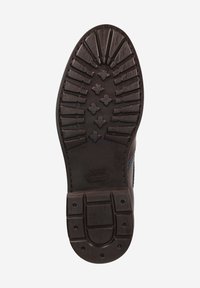 Semelle de chaussure en caoutchouc avec une surface texturée et à motifs. Présente des motifs de semelle pour l'adhérence, principalement de couleur marron foncé avec un subtil éclat.