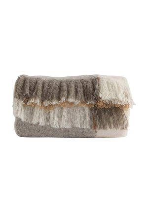 Weiche rechteckige Clutch-Tasche mit geschichteten Fransen in Grautönen, Weiß und Hellbraun auf einfachem weißem Hintergrund.