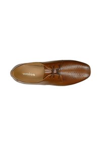 Scarpa in pelle marrone con lacci, dettagli perforati, punta rotonda e superficie liscia. Nome del marchio "wojas" visibile all'interno.