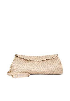 Borsa clutch beige in pelle intrecciata con patta pieghevole, dettaglio catena oro e tracolla in pelle regolabile su sfondo bianco.