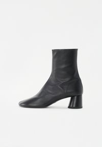 Seleccionado, black