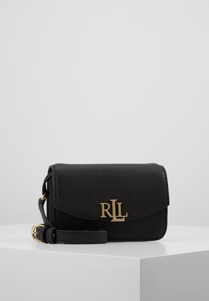Sac bandoulière en cuir noir avec logo "RLL" doré sur le rabat avant et bandoulière réglable avec boucle dorée, présenté sur une surface blanche.