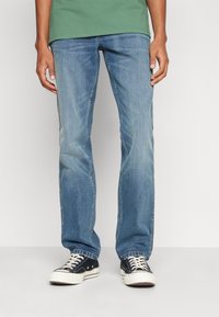 Wrangler GREENSBORO - Traperice ravnih nogavica - camino