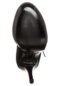 Scarpa nera con tacco alto, finitura in pelle lucida, punta affilata e suola rigata. Presenta un tacco a stiletto e un design minimalista.