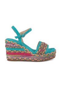 Sandale à talon compensé turquoise avec des accents multicolores tressés, comprenant deux brides à l'avant et une bride de cheville réglable. Fini texturé.