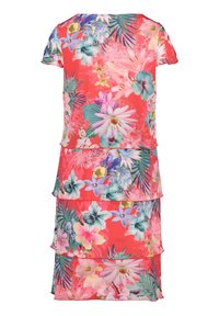 Květnaté vrstvené šaty v živé korálové barvě s barevnými vzory různých květin a palmových listů, krátké rukávy a volný střih.