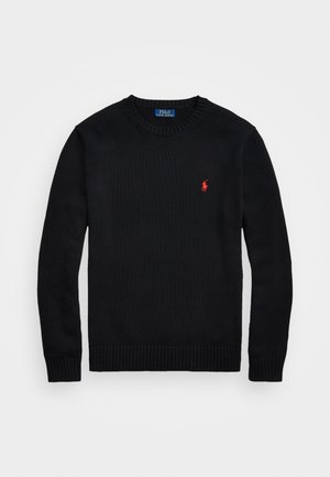 Zwarte gebreide trui met lange mouwen, ronde hals, geribde onderkant en boorden, met een klein rood logo op de linkerkant van de borst.