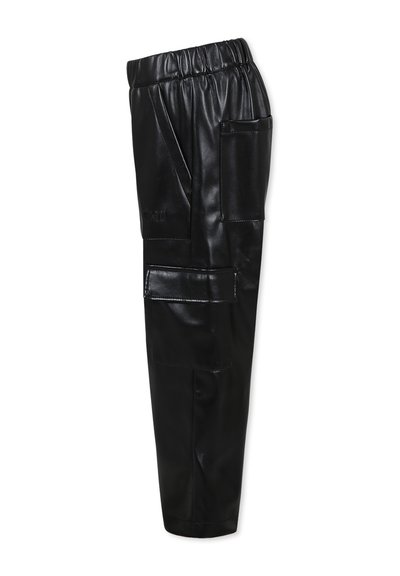 Pantaloni cargo neri in finta pelle con gamba affusolata, cinturina elastica, numerose tasche e texture liscia e lucida.