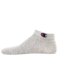 Grau ankle Socke aus einem Baumwollmischmaterial. Mit einem gerippten Bund und einem kleinen, in Rot und Marineblau gestickten Logo an der Seite.