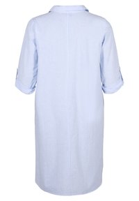 Hellblau-weiß gestreiftes Hemdkleid, mit Kragen und hochgekrempelten langen Ärmeln. Weicher Stoff, knielang, einfaches Design, keine sichtbaren Verschlüsse.