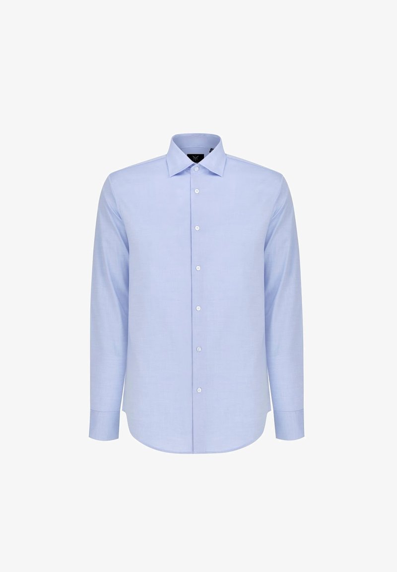 Jasnoniebieska koszula z długim rękawem, klasycznym kołnierzykiem, zapinana na guziki z przodu i o gładkiej fakturze. Brak wzorów lub akcentów.