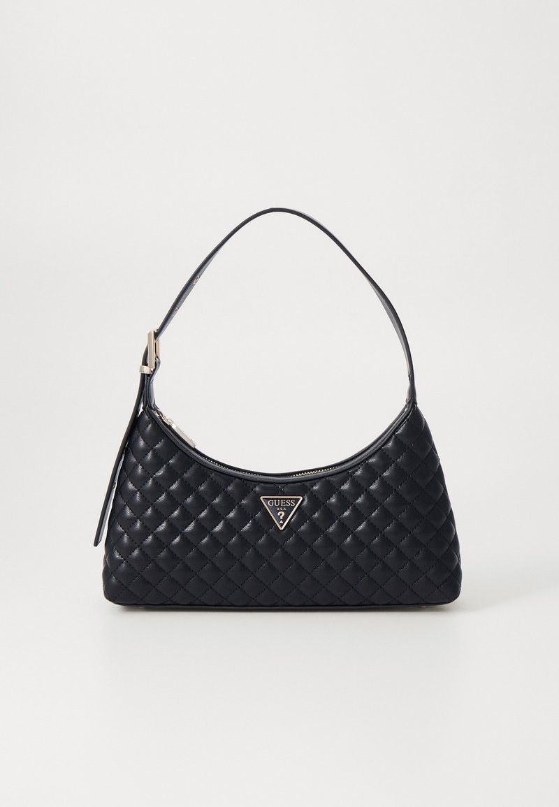 Sac à épaule en cuir matelassé noir avec un emblème triangulaire du logo Guess et une fine bandoulière réglable sur fond blanc.