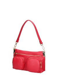 Borsa a tracolla in pelle rossa con cerniere dorate, dotata di un comparto principale e due tasche anteriori bombate con cerniera.