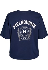 Námořnické bavlněné tričko s bílým grafickým designem "Melbourne", kruhovým emblémem s písmenem "M" a vavřínovými akcenty. Uvolněný střih.