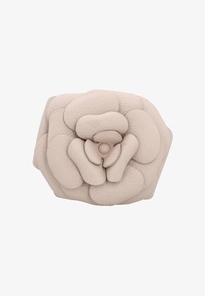 Weiches hellbeiges Lederetui in Form einer geschichteten Blume mit strukturierten Blütenblattdetails.