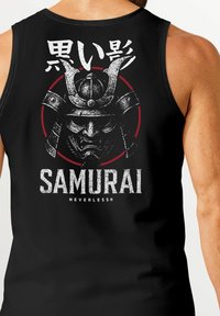 Schwarzes ärmelloses Shirt mit einem Samurai-Helm-Graphic, rotem Kreis-Hintergrund und fett gedrucktem weißen Text, der "SAMURAI" und "NEVERLESS" zeigt.