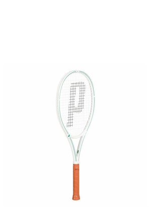 Racchetta da tennis con telaio bianco, dettagli verdi e impugnatura arancione testurizzata. Le corde formano una griglia con un prominente logo nero a forma di "P".