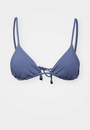 Dvoudílný bikinový top ve tvaru trojúhelníku z měkké, elastické látky; jednobarevná modrá barva. Obsahuje úzké nastavitelné ramínka a nařasený přední díl s dekoračními uzlíky.