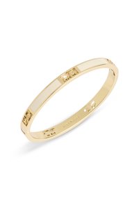 Gul banglearmband med en slät, polerad yta, rektangulära utskärningar och präglade detaljer längs kanterna.