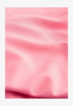 Tessuto rosa liscio e leggero con una lucentezza sottile e una morbida texture, che mostra onde e pieghe delicate nel materiale.