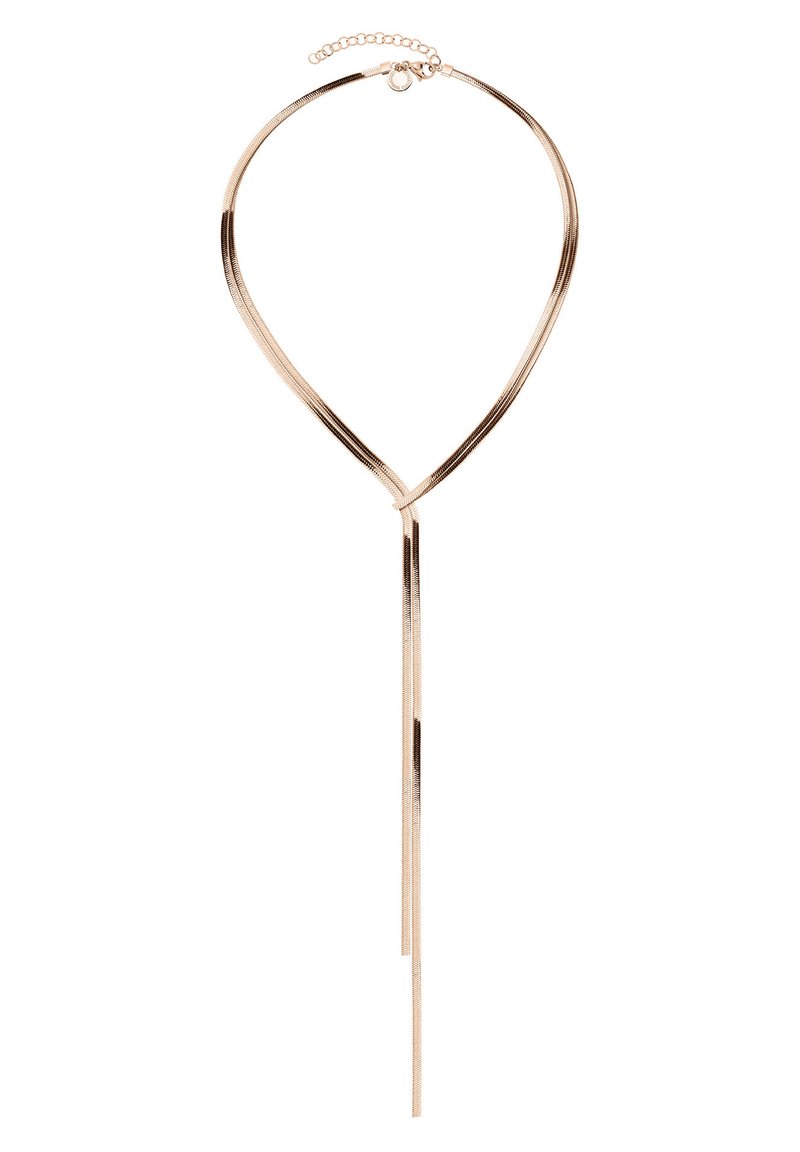 Gouden halsketting met een V-vormig ontwerp, voorzien van langwerpige strengen die naar beneden taps toelopen en een delicate sluiting met een verstelbare schakelketting.