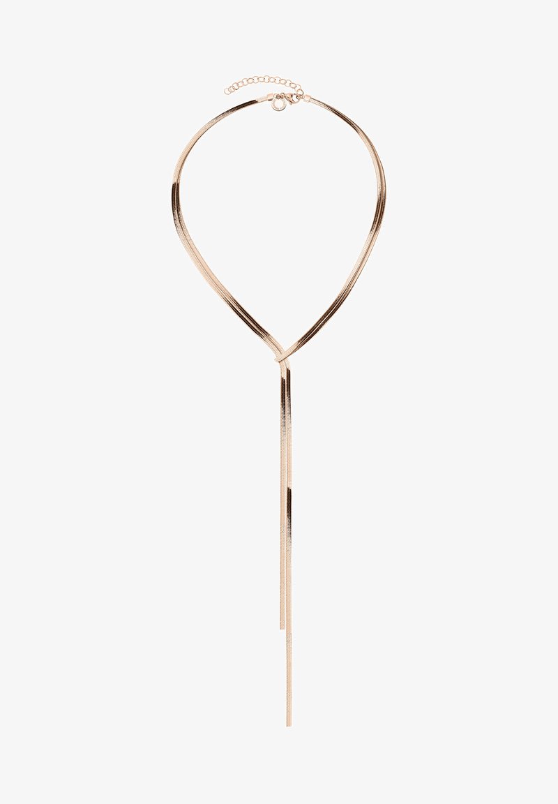 Gouden halsketting met een V-vormig ontwerp, voorzien van langwerpige strengen die naar beneden taps toelopen en een delicate sluiting met een verstelbare schakelketting.