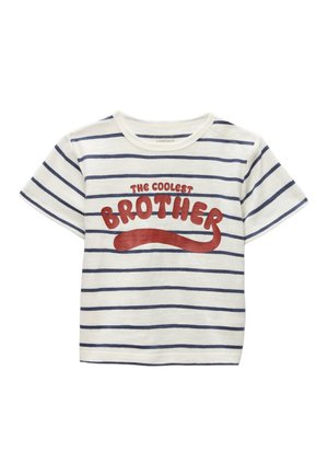 T-shirt pour tout-petit à manches courtes avec des rayures blanches et bleu marine, texte rouge "Le Frère le Plus Cool" et un soulignement incurvé sur le devant.