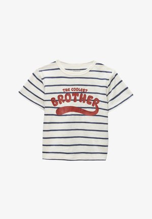 T-shirt pour tout-petit à manches courtes avec des rayures blanches et bleu marine, texte rouge "Le Frère le Plus Cool" et un soulignement incurvé sur le devant.