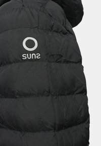 Giacca imbottita nera con texture trapuntata, caratterizzata da un prominente logo circolare con la scritta "suns" in argento. Design con cappuccio per un calore aggiuntivo.