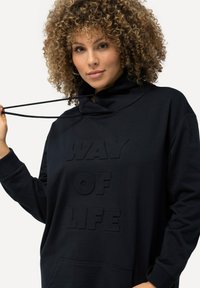 Ulla Popken 3D-PRÄGUNG OVERSIZED STEHKRAGEN LANGARM - Felpa