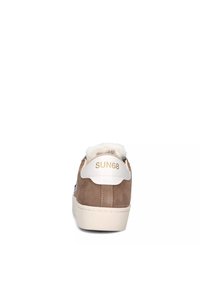Sneaker in suede marrone con un tallone in pelle bianca sul retro, sulla quale è impresso in oro il logo "SUN68". Fodera morbida e soffice e suola in gomma bianca.