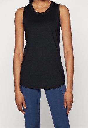 Top sin mangas negro con cuello redondo, hecho de una tela suave. Corte ajustado, combinado con leggins azules visibles por debajo.