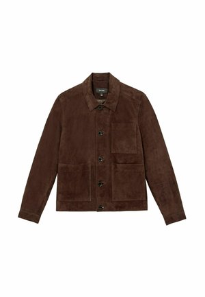 Jachetă din suede maro cu guler, închidere cu butoane pe față, două buzunare mari în față și un finisaj texturat. Design curat și minimalist.