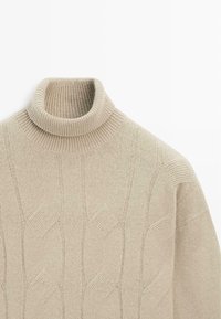 Beiger Rollkragenpullover aus Strickstoff, mit strukturiertem Zopfmuster und geripptem Kragen sowie Bündchen.