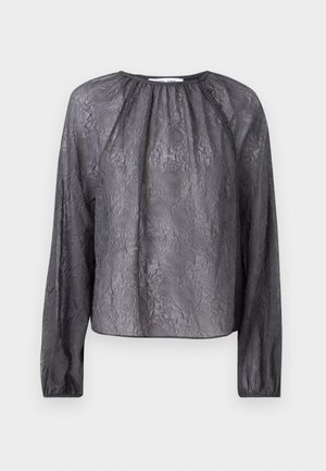 Bluză gri cu mâneci lungi, realizată dintr-un material texturat, cu un model. Gât rotund cu detalii plisate și închidere cu buton pe lateral.