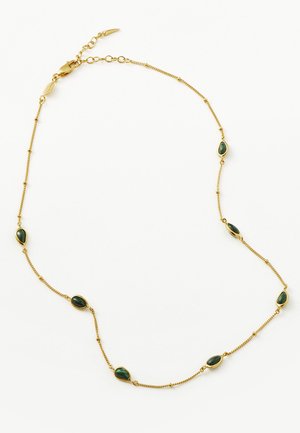 Zlatna lančić ogrlica s ovalnim zelenim kamenčićima raspoređenim duž veza. Teksturirani elementi i glatki okviri za kamenčiće dodatno poboljšavaju dizajn.