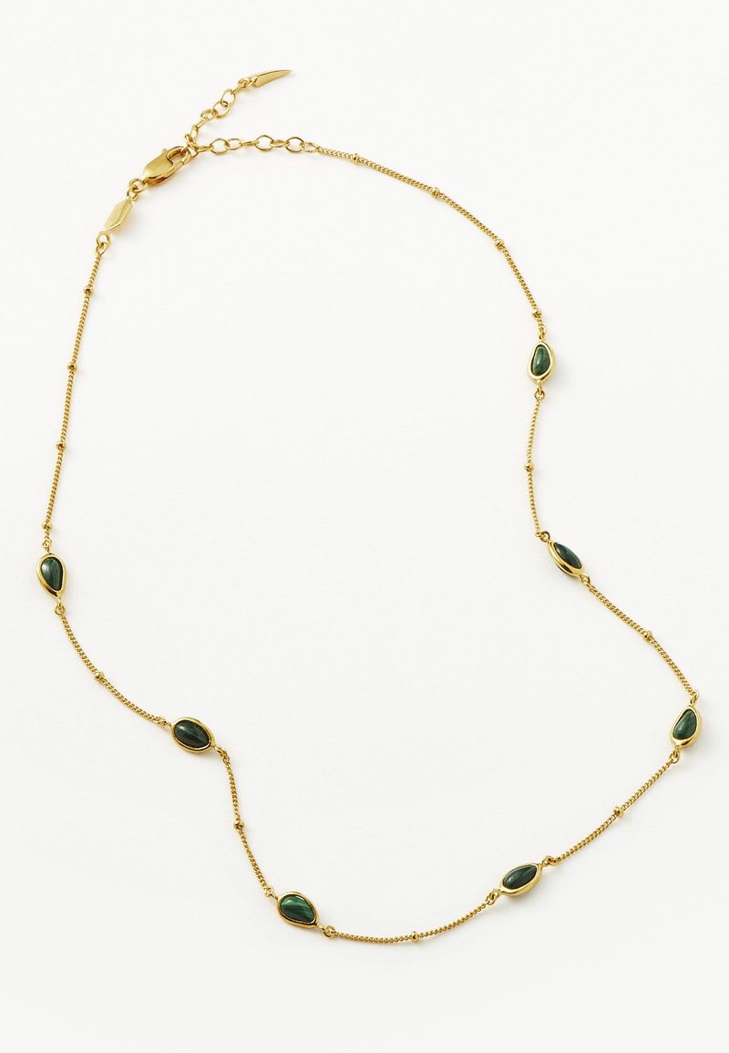 Χρυσή αλυσίδα κολιέ με οβάλ πράσινους λίθους διασκορπισ�μένους ανάμεσα στους συνδέσμους. Οι υφασμένες συνδέσεις και οι λεία ρυθμίσεις των λίθων βελτιώνουν το σχέδιο.