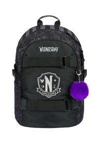 Zaino nero con motivo a ragnatela, testo "Mercoledì" e patch a scudo con la lettera "N". Include un portachiavi con pom-pom viola.
