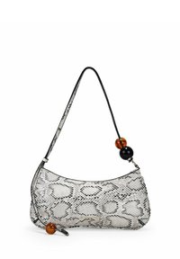 Bolso de mano con estampado de serpiente en blanco y negro con forma curvada. Presenta una delgada correa negra y cuentas redondas de ámbar y negro como acentos.