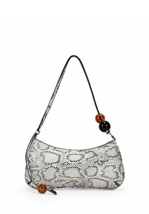 Bolso de mano con estampado de serpiente en blanco y negro con forma curvada. Presenta una delgada correa negra y cuentas redondas de ámbar y negro como acentos.