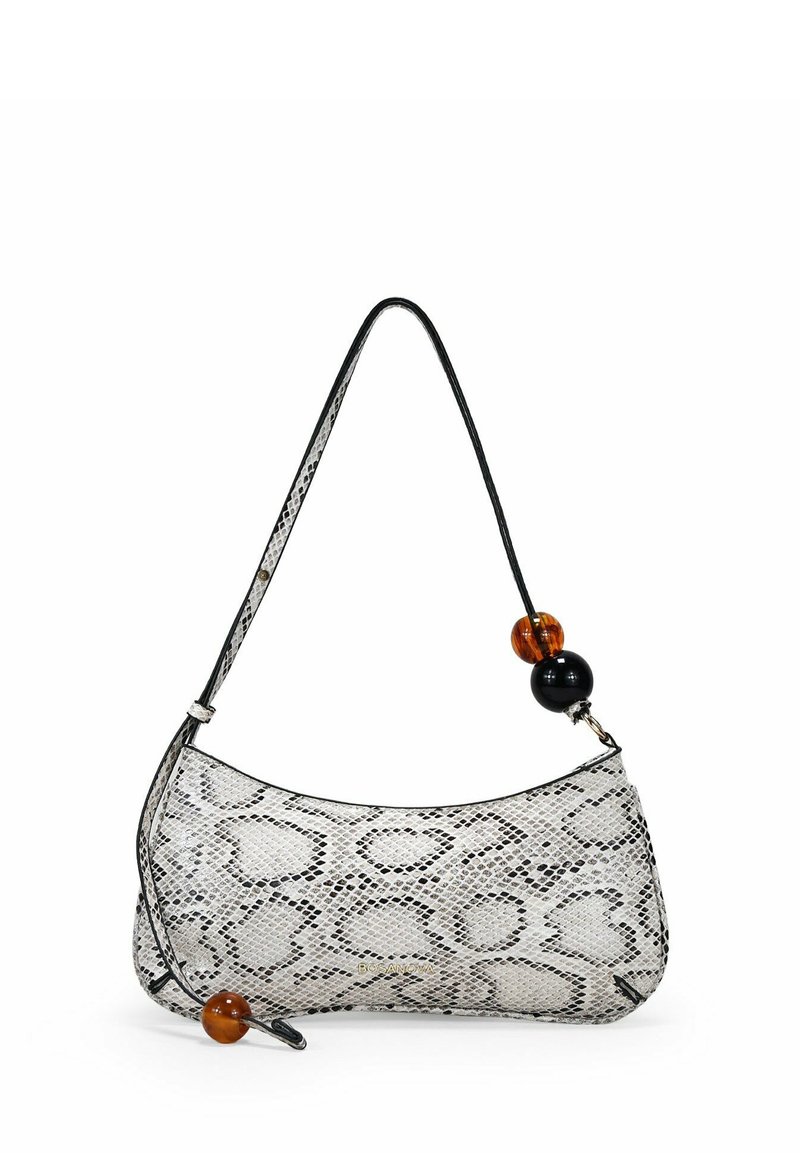 Bolso de mano con estampado de serpiente en blanco y negro con forma curvada. Presenta una delgada correa negra y cuentas redondas de ámbar y negro como acentos.