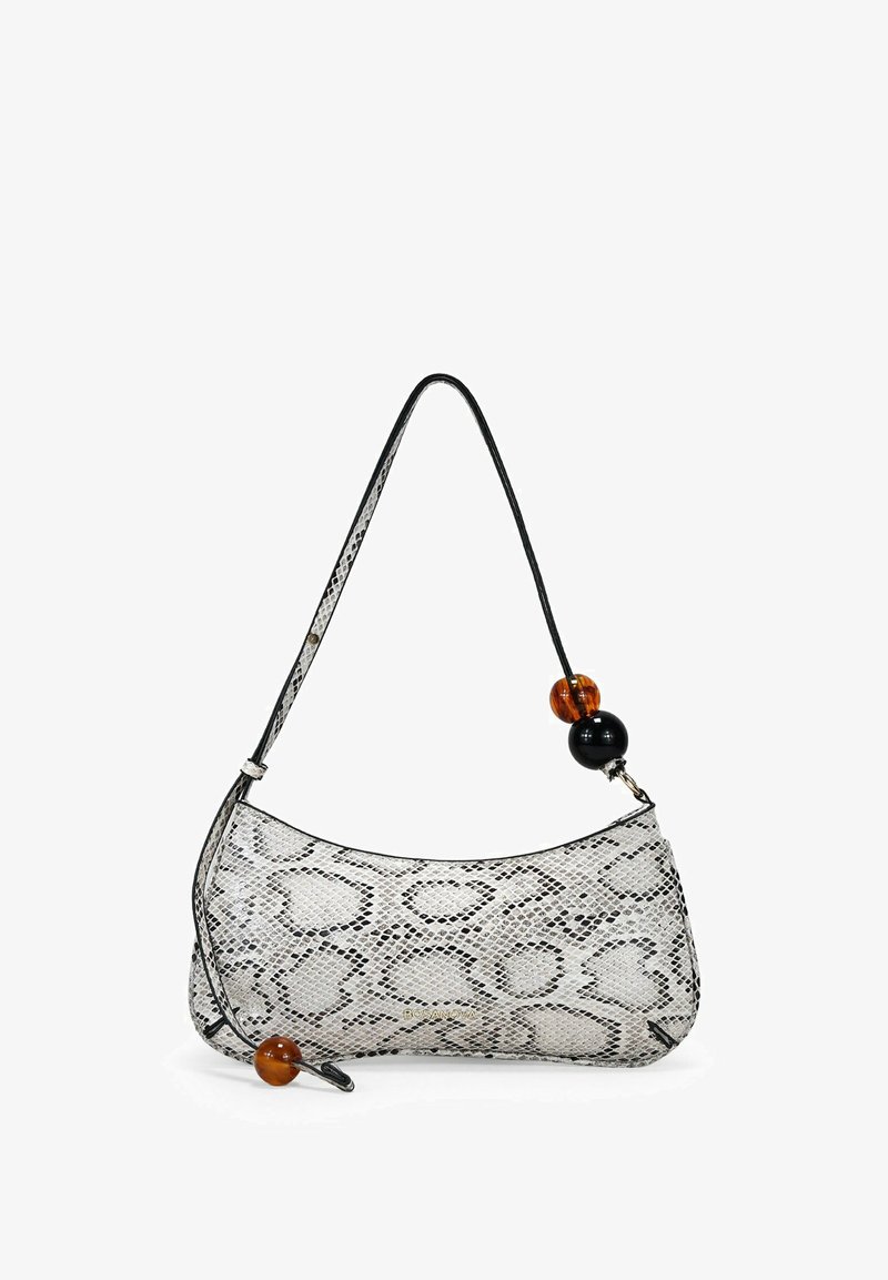 Bolso de mano con estampado de serpiente en blanco y negro con forma curvada. Presenta una delgada correa negra y cuentas redondas de ámbar y negro como acentos.