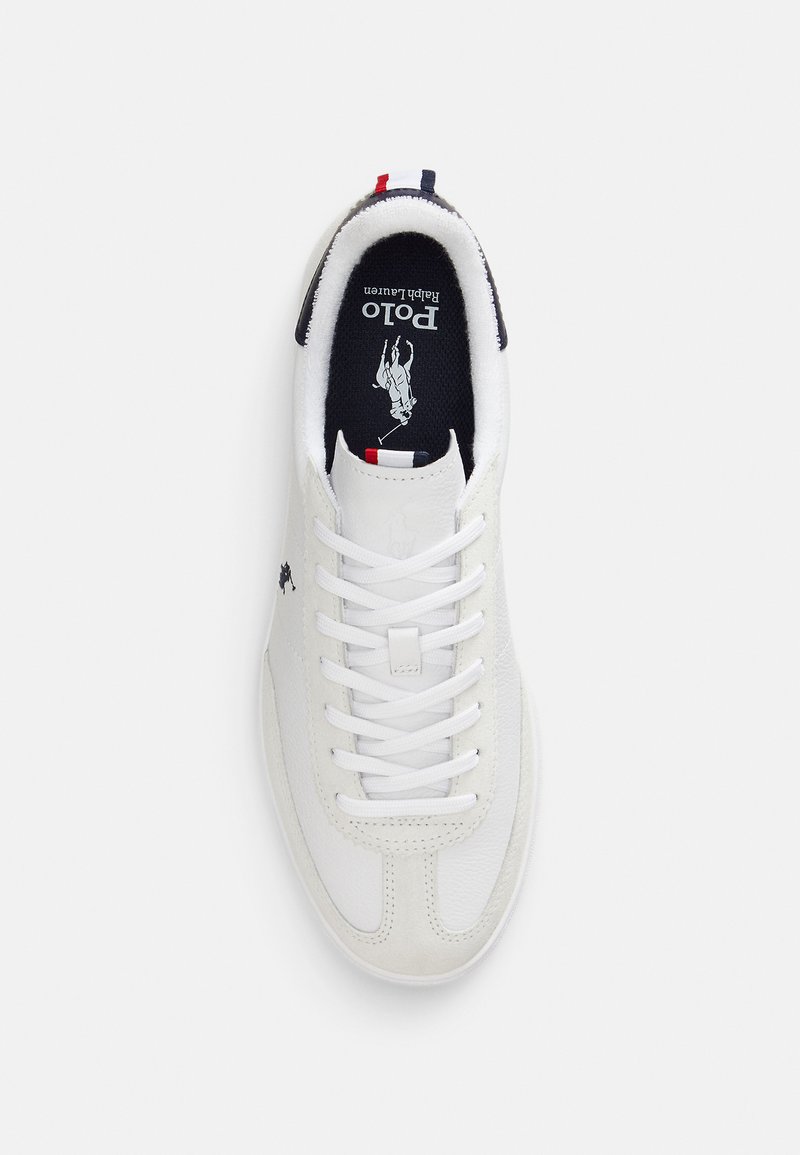 Weißer Ledersneaker mit niedrigem Profil, runder Zehenpartie, flachen Schnürsenkeln, marineblauem Innenfutter und kleinem Logo. Verfügt über eine strukturierte Oberfläche sowie rot-blaue Akzente.