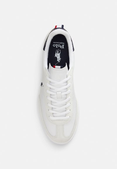 Vita lädersneakers med låg profil, rund tå, platta snören, marinblå foder och en liten logotyp. Har en texturerad yta och röda-blå accenter.