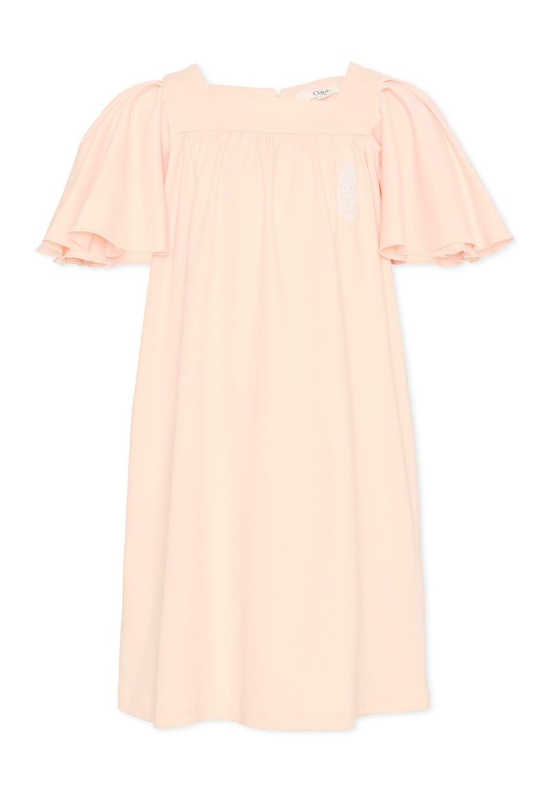 Jasnoróżowa sukienka z krótkimi, falbankowymi rękawami, kwadratowym dekoltem i marszczeniami na górze. Miękki materiał i długość do kolan.